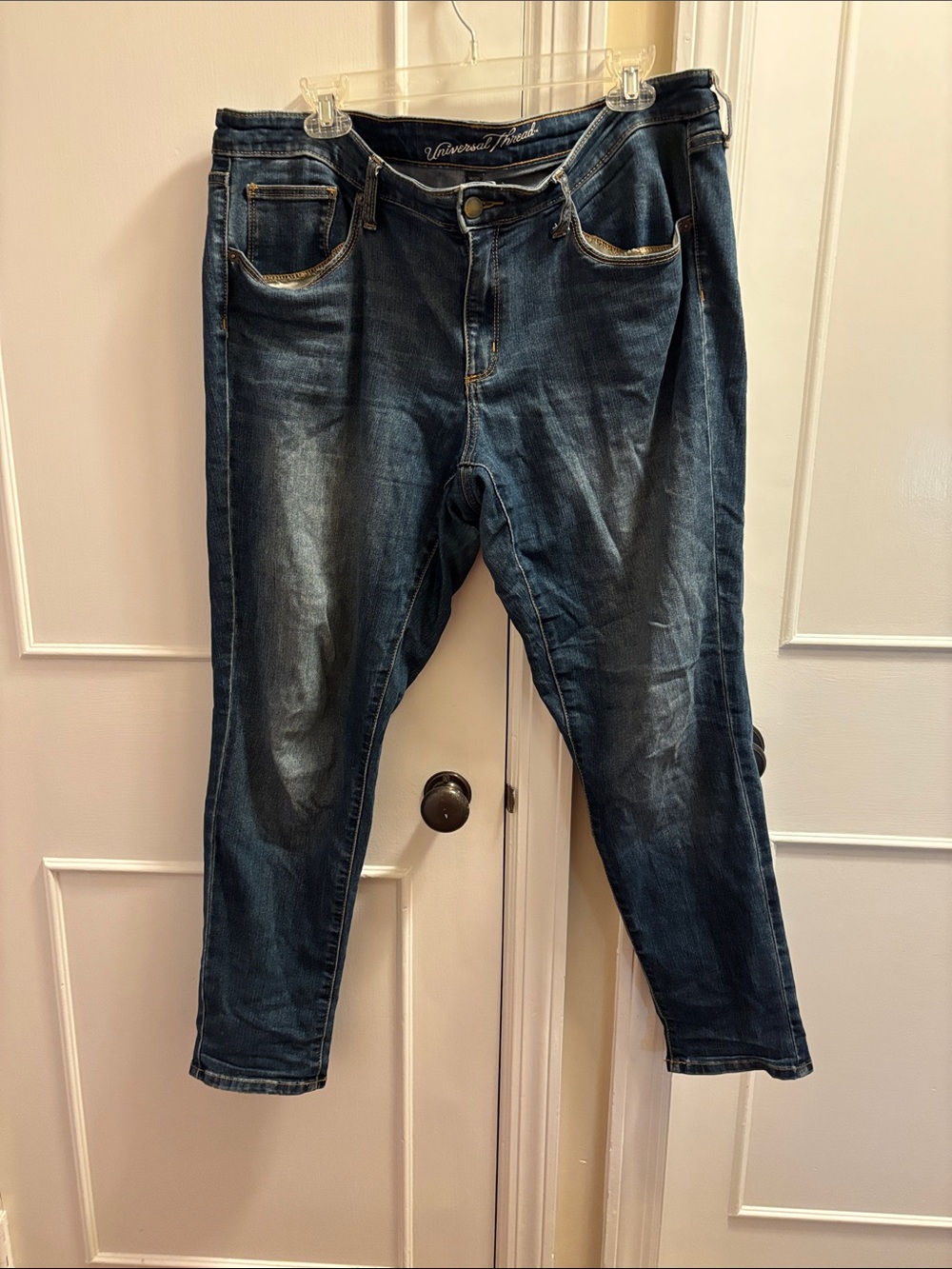 Universal Thread Women’s Indigo Slim Straight Jeans